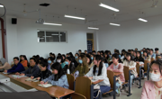 回顾非凡华章，擘画壮阔蓝图——副校长余敏辉为2138CC太阳集团学生讲授形势与政策课